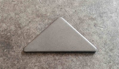 沖壓製造加工 2mm 厚 三角鐵片 (重量 約9公克)