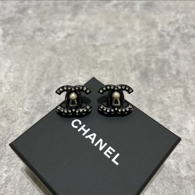 Chanel Logo 耳環 黑《精品女王全新&amp;二手》
