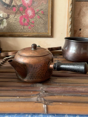 w日本回流，老銅壺一把，有使用痕跡，          。