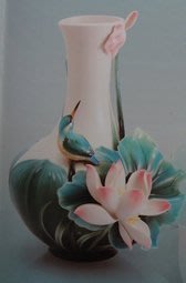 【教授夫人為您服務】-法藍瓷-FRANZ-FZ02939-仰慕-荷花與翠鳥瓷瓶-送禮自賞皆適宜-【愛美坊】