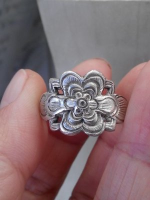藏寶閣 （老銀飾品）之前是一對被買走一只這是這一只的價格民國老銀花卉戒指銀戒指 Cchg0353