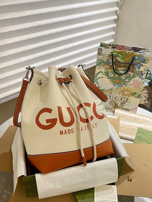 【二手包包】新年背新包~Gucci最新水桶包全新帆布系列~內里搭配時尚老花美拉德配色肩蒂為您的度假或日常增加NO135456
