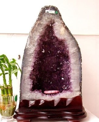 小風鈴~超人氣天然巴西金型紫晶洞共生鈦晶. 重23.2kg! 贈底座!洞又深又寬!