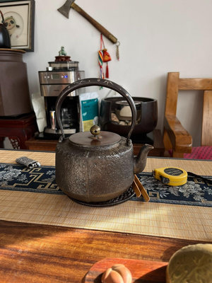 日本老鐵壺，無款，狀態一流，底部厚實，響片完整，提梁挫銀，容
