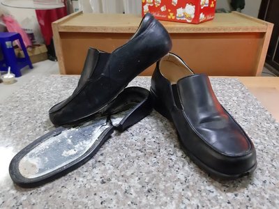 La new  男用黑色皮鞋  環保材質底部分解氧化脫落  大底更換  鞋底維修