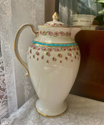 George Jones Crescent 大號咖啡壺 松石藍，粉色玫瑰和琺瑯點珠大號咖啡壺。
