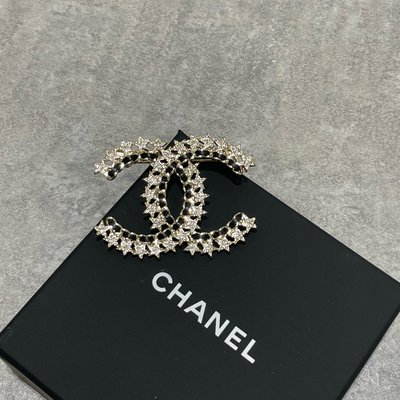 Chanel 胸針 別針 星星鑽 皮穿鏈logo《精品女王全新&amp;二手》
