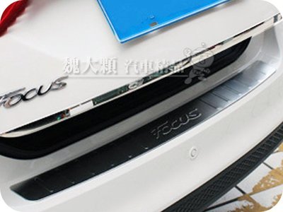 【魏大顆 汽車精品】Focus 5D(13-18)專用 不鏽鋼尾門飾條ー後飾條 後護板 後箱蓋飾條 Mk3 Mk3.5