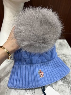 全新 MONCLER GRENOBLE 雪系列 藍色狐狸毛球麻花編織毛帽