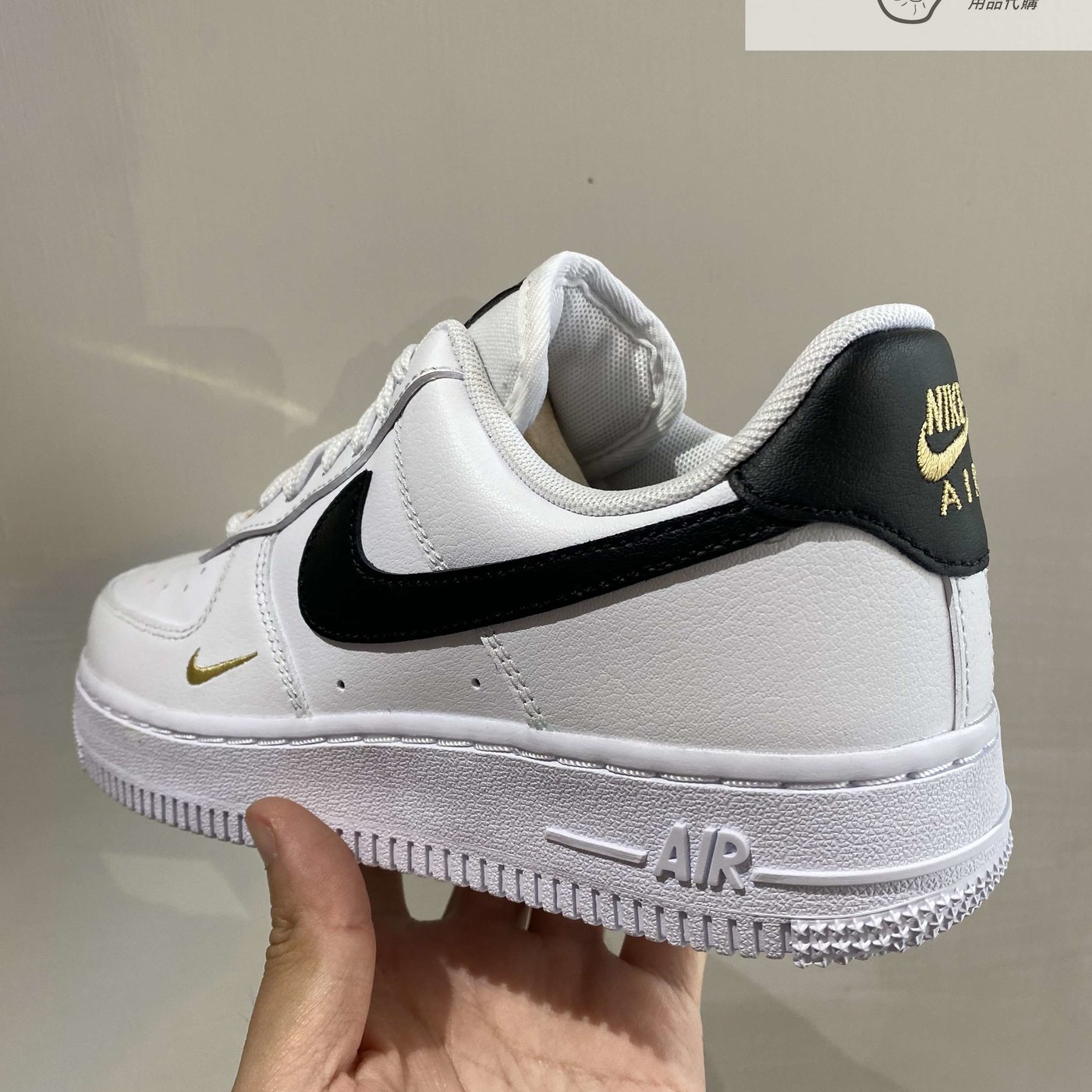 AND.】NIKE AIR FORCE 1 07 ESSENTIAL 小金勾白底黑勾女款CZ0270-102