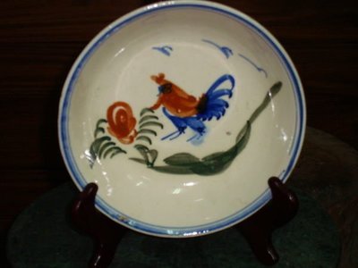 一隻台灣早期的雞型老碗,非常漂亮的圖騰~請參考碗盤書籍