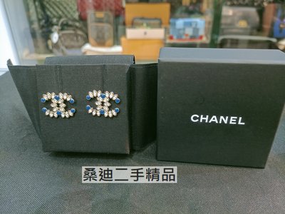 CHANEL 經典雙C LOGO鑲嵌水鑽+彩繪藍色法瑯,針式耳環