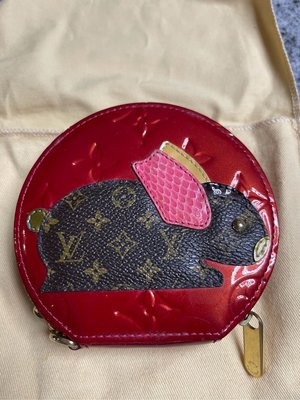 LV Louis Vuitton 路易威登 限量蜥蜴粉紅色皮耳朵兔兔招財紅色漆皮圓型零錢鑰匙包 9成新 附防塵袋 防塵盒 購入證明提袋