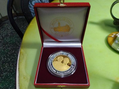 第11任正副總統就職紀念幣1枚，直徑6.5公分、重143克（珍藏鑄藝鍍金及銀），保存新。