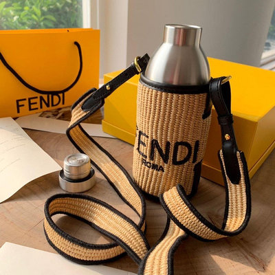 新款熱銷 FENDI 芬迪 不銹鋼保溫杯便攜式背帶挎包運動水壺家用送禮首選情人節禮物明星大牌同款服裝包包