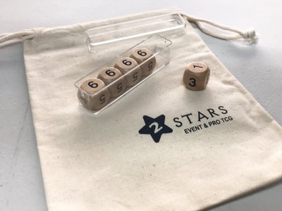 【雙子星】木質數字骰子(盒裝5顆) + 2STARS棉胚布雙拉束口袋 適用 桌遊 Boardgame 紙牌 玩具