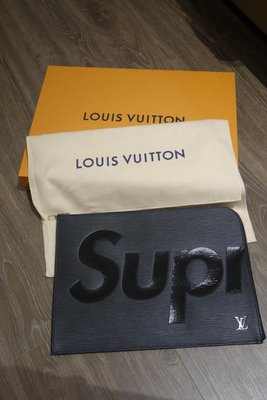 LV Louis Vuitton x Supreme 限量Pochette Jour GM水波紋手拿包 LV M67754