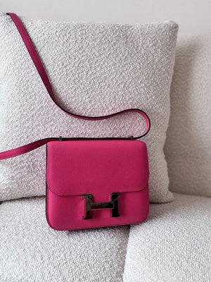 愛馬仕 經典好包  Hermès mini Constance 斜背包 8w 杜鵑 桃粉色，銀扣，Evercolor皮 C刻 外觀完好，內裏乾淨