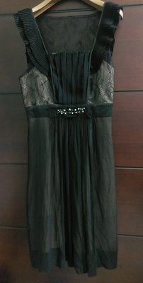 （出清）美國品牌 BCBG Maxazria黑色絲、蕾絲洋裝，後背蕾絲透視，肩細摺設計。尺寸02碼，金膚色內裡胸部微彈，側開拉鍊 溫慶珠 MsGracy jil