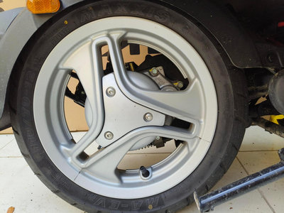 12吋輪圈鋁圈+輪胎通用 （來源：原廠光陽）九成新-台中可面交-可寄送適用於100cc-125cc的各廠牌機車。