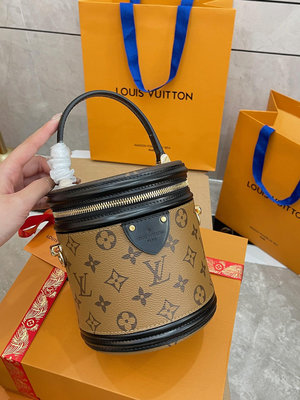 【二手包包】牛皮 皮 K金+官網飛機箱+配送絲巾 Lv Cannes 發財桶 圓桶包 它就是這么惹人愛，不僅NO75919