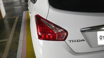 《※台灣之光※》全新NISSAN TIIDA TIDA 5D五門13 14 15年原廠型紅白尾燈後燈 後霧版左邊駕駛座邊