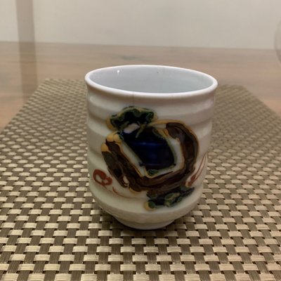 早期收藏 老物件：螺紋陶瓷茶杯。
