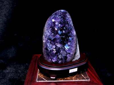 [[晶晶洞洞]]高檔烏拉圭紫水晶原礦皮.紫晶陣.消磁 净化.重600g.含附訂製底座