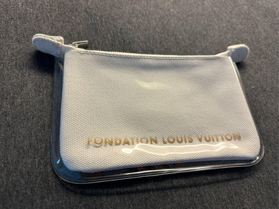 一元起標無底價，LV 博物館Foundation Louis Vuitton小化妝包，好看實用，非常適合小資族入手呦！米白色，經典，只有一個！！