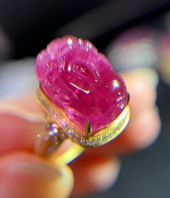 ❤妙玉生花優品購❤頂級紅寶石色碧璽貔貅戒指18K金奢華鑲嵌。雕工精緻，晶體通透。色彩濃郁。內徑可改。尺吋：14。