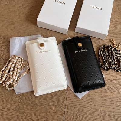 Chanel香奈兒COCO CRUSH高級珠寶限量贈禮鏈條手機卡包， 超珍稀收藏級贈品！ 小香經典簡約設計太美啦！ 黑金、白金兩色，兩色都很精美，讓人陷入糾結