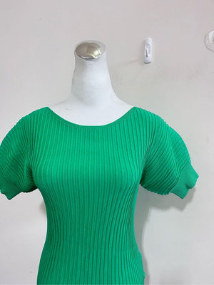 楹。服飾@Pesaro黃蕙玲春夏新品-立體袖針織造型合身款上衣 綠9橘紅11
