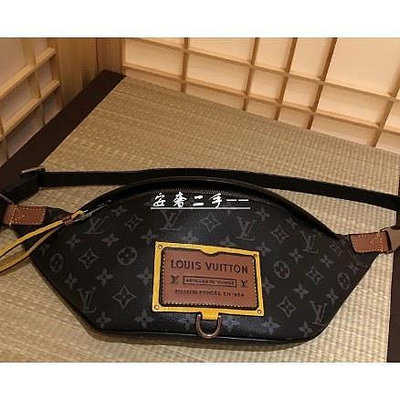 安奢LV DISCOVERY 腰包 特別版 行李箱標籤 黑灰 字紋 腰包 胸口包 M45220