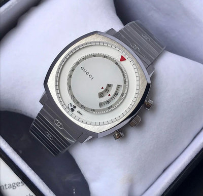 GUCCi Grip 白色錶盤 銀色不鏽鋼錶帶 石英 男士手錶 YA157306