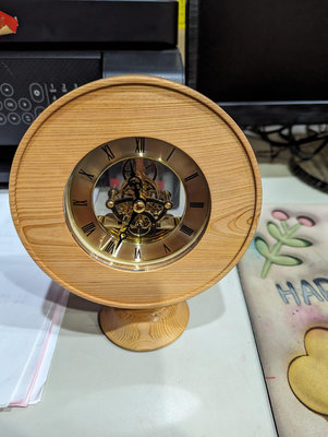 台灣檜木 桌上型復古機械時鐘 鏤空機芯造型 倒格紅檜老料車製 手工原木時鐘擺件