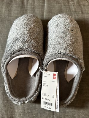 Uniqlo 灰色絨毛 家居拖鞋 M尺寸~24cm 特價:500元 男女都可穿 產品如圖中所示 僅有一雙