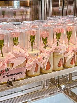 網紅38女神節蛋糕裝飾手捧康乃馨圓形直筒杯草莓慕斯杯手提袋包裝-萬貨鋪（可開統編）