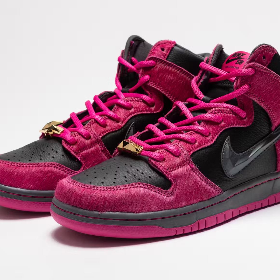 Nike SB Dunk High x Run The Jewels 高筒黑桃色DX4356-600。太陽選物