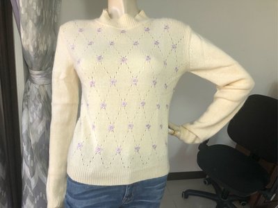 米黃色繡紫花毛衣 20%兔毛針織毛衣~AJ衣飾10w-1-03