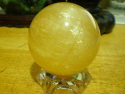 [集圓水晶]天然頂級黃冰洲石球,財富加倍/有球必應/改善家中磁場圓融氣場重780g直徑8.2CM