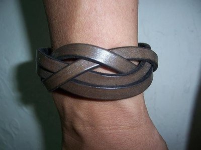 巧將皮雕手工皮件禮品 黑色,銀色與木紋色麻花寬手環Cheergiant Crafts leather bracelet