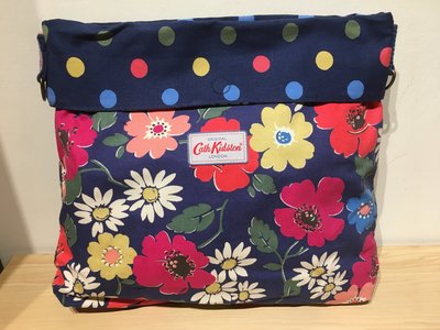 瘋狂出清價- Cath Kidston 絕對正品英國品牌 大花瓣x水玉點 9成新超大容量 沖繩夏威夷旅行斜背包