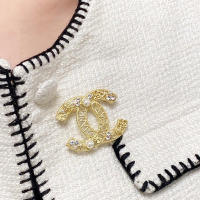 【二手】CHANEL 小香 最新款古金珍珠鉆結合香奈兒胸針，是最懂女人的飾物。
