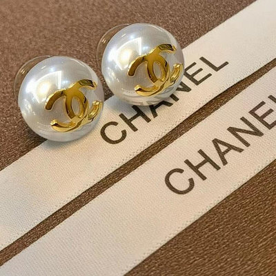 Chanel這款設計超級喜歡 香奈兒的簡約字母珍珠耳釘耳環首飾 圓珠疊加字母 真的美 也是最有魅力哦logo NO2772