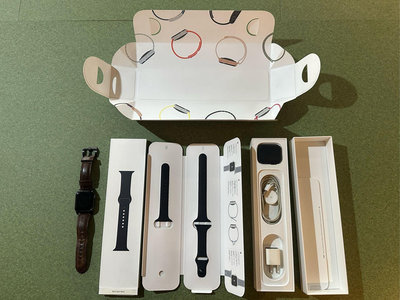 Apple Watch Series 5 44mm GPS + Nomad 皮革錶帶 + 黑色矽膠運動錶帶 + 完整盒裝