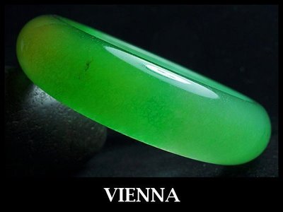 【VIENNA】《手圍19.3/18mm版寬》緬甸玉特級冰種深豔湖水綠蜜糖 (超寬版)翡翠玉鐲手鐲C%
