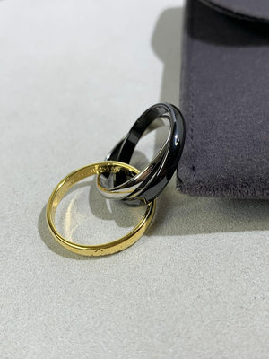 黑陶瓷款Tinity三環戒圈（56789美號）分別是黃金、白金、黑陶瓷，三環纏繞融為一體，你想表達的意義都無 NO27319