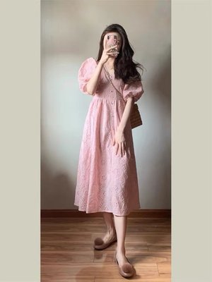 [ ohya梨花 ] =韓國帶回=最新春夏新款名媛穿搭俏皮時髦粉紅色燒花v領造型連身裙長洋裝