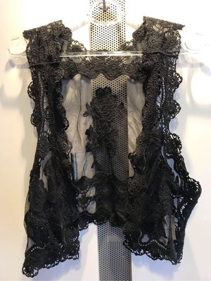 ++特價++ 新品入荷 日本購入 漂亮黑色蕾絲編織花柄設計針織背心罩衫(M) 整件漂亮的花柄刺繡蕾絲布料滾邊