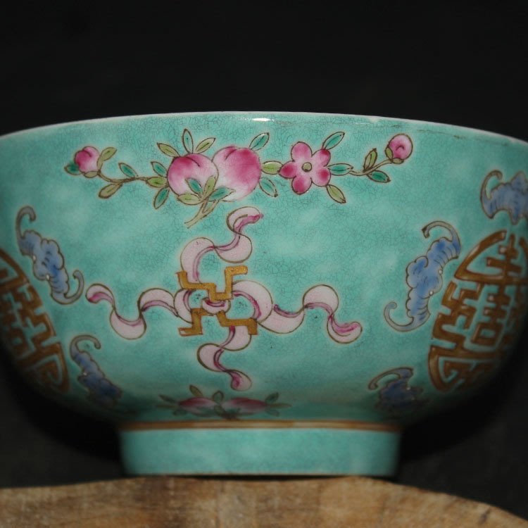 中国 骨董品  大清乾隆年製 粉彩 蓝釉  花卉蝠文 碗 。